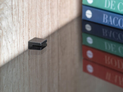 8 pezzi di staffe per ripiani in vetro di alta qualità, superficie: nero, 5 mm (13/64"), 4007953. Staffe per ripiani in vetro per ripiani in vetro, mensole per armadi in vetro, mobili da bagno e molto altro, di EMUCA - immagine 6
