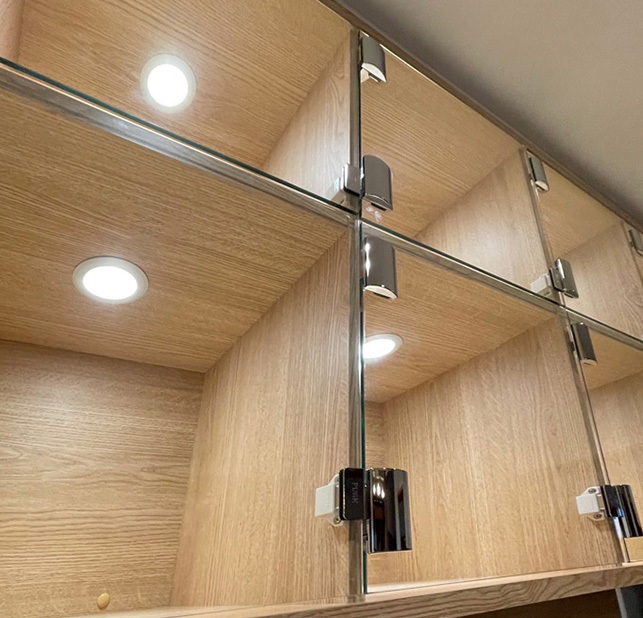 2 chiusure magnetiche compatte, incl. contropiastra, superficie: bianco, 25 mm (63/64"), ML-30SW. Apriporta salvaspazio push-to-open per ante di mobili, ante di armadi e molto altro, di Sugatsune / LAMP® (Giappone) - immagine 2