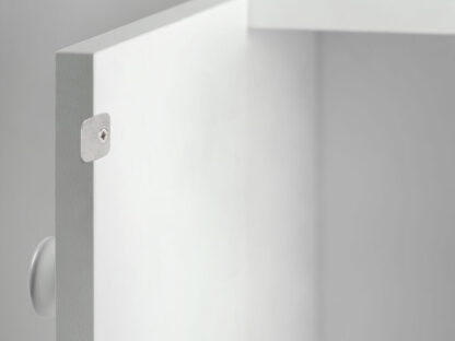 Contropiastra quadrata da 10 pezzi con foro decentrato, superficie: nichelata, 20 mm (25/32"), 1050007. controparte con perforazione sfalsata lateralmente per chiusure magnetiche, push-to-open e molto altro, di EMUCA - immagine 3